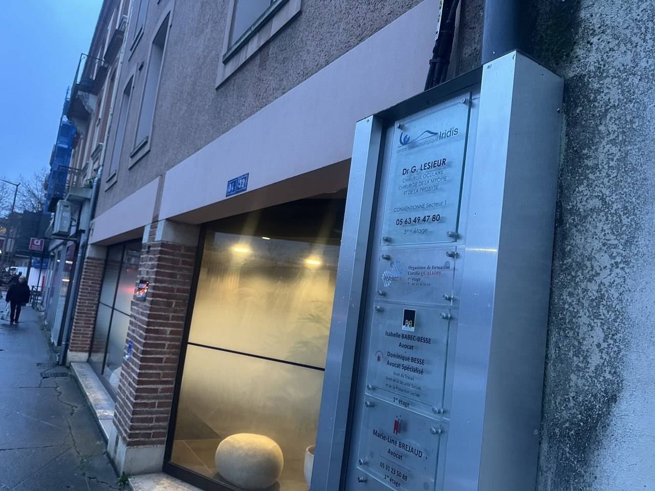Vitrine du Centre Iridis au crépuscule, 32 place Jean Jaurès à Albi