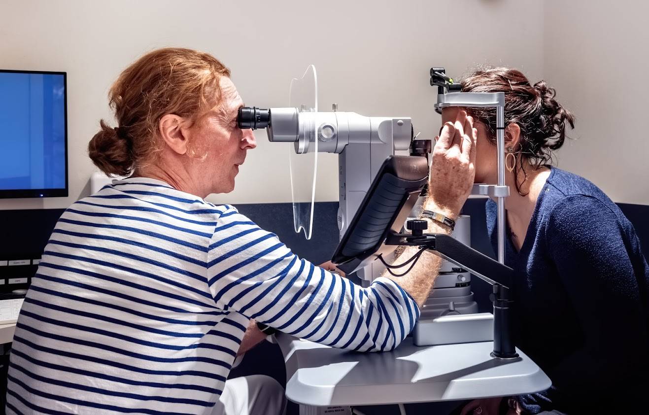 Examen à la lampe à fente au Centre Iridis